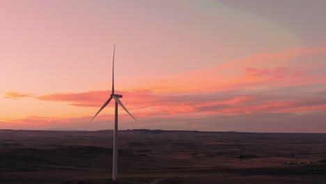 Luftaufnahmen-Eines-Windparks-In-Der-Nähe-Von-Calhan-In-Colorado-Bei-Sonnenuntergang