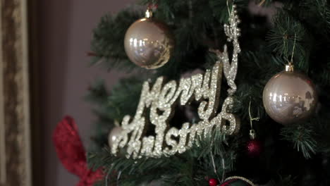 Imágenes-De-Adornos-Navideños,-Un-Brillante-Letrero-De-Feliz-Navidad-En-Un-árbol-De-Navidad