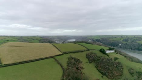 Luftverfolgung-über-Einem-Zufriedenstellenden-Ackerfeldhügel-In-Der-Gegend-Von-South-Devon