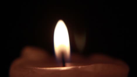 Rotating-Candle-In-The-Dark,-Close-Up