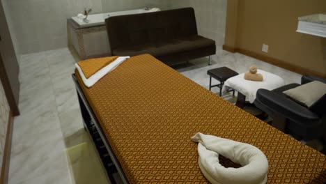 Eine-Thai-Massageliege-Im-Privatzimmer