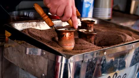 Türkischer-Kaffee,-Zubereitet-Mit-Heißem-Sand-Unter-Verwendung-Von-Kupferutensilien