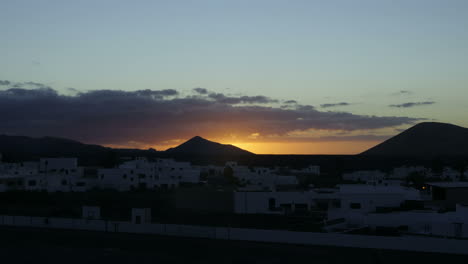 Zeitraffer-Des-Sonnenuntergangs-Mit-Wolken,-Dorf-Mancha-Blanca,-Kanarische-Inseln,-Spanien