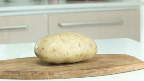 Panning-Shot-of-Potato-on-Chopping-Board