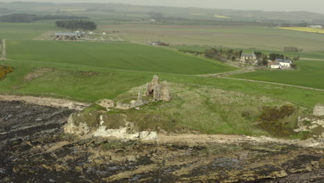 Eine-Luftaufnahme-Von-Newark-Castle-Auf-Dem-Fife-Coastal-Path,-Schottland