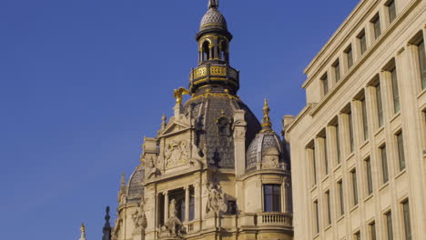 Hermosa-Arquitectura-De-La-Ciudad-De-Amberes,-Imágenes-En-Cámara-Lenta-De-Un-Edificio-En-Un-Día-Soleado