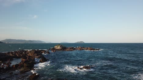 Luftaufnahmen-Der-Wunderschönen-Felsen-Und-Des-Sonnenstrandes-Von-Armação-In-Florianópolis,-Brasilien