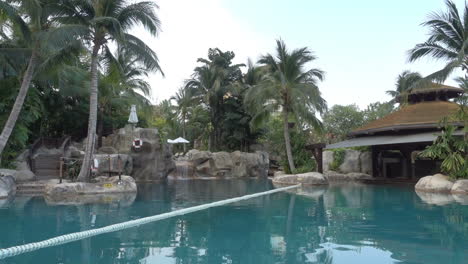 Am-Pool-In-Einem-Wunderschönen-Resort-Mit-üppigen-Palmen-Und-Anderen-Tropischen-Pflanzen