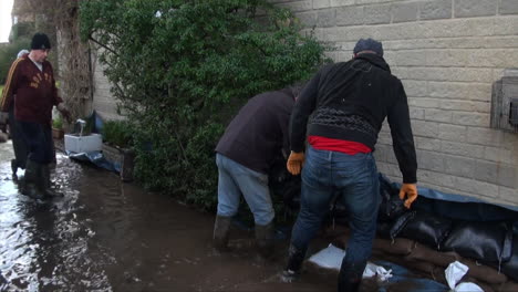 UK-February-2014---Residents-work-together-to-build-sandbag-defences-next-to-homes-to-halt-rising-floodwaters-during-the-Somerset-Levels-flood