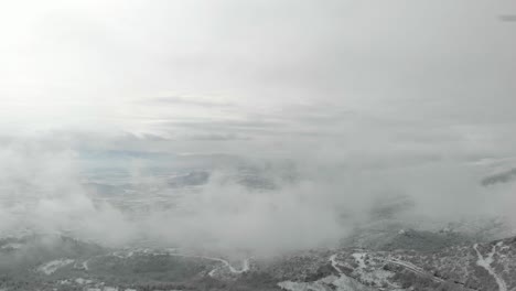 Himmel-Mit-Wolken-über-Schneebedeckten-Bergen
