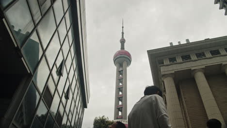 Zeitraffer-Des-Orientalischen-Peral-Fernsehturms,-An-Einem-Bewölkten-Tag,-Mit-Vorbeifahrenden-Touristen,-Shanghai,-China