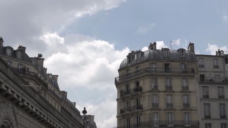 Zeitlupe:-Typische-Pariser-Straße-Mit-Schönen-Alten-Gebäuden,-Frankreich