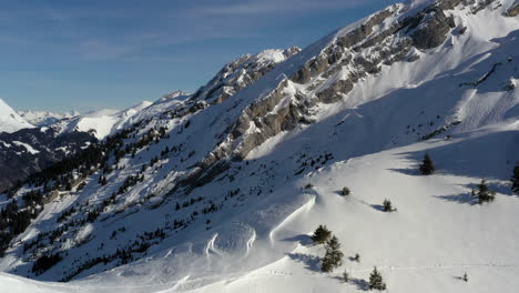 Luftaufnahme,-Im-Winter-über-Den-Bergrücken-In-Den-Französischen-Alpen-Fliegen,-Um-Ein-Bergtal-Mit-Skiliften-Zu-Enthüllen