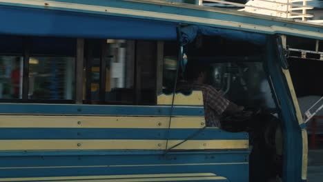 Conductor-De-Autobús-En-Phuket-Conduciendo-Pase-Por-La-Calle-En-Tailandia-Durante-El-Día