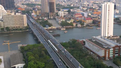 Tráfico-En-El-Puente-Saphan-Taksin,-Bangkok,-Tailandia