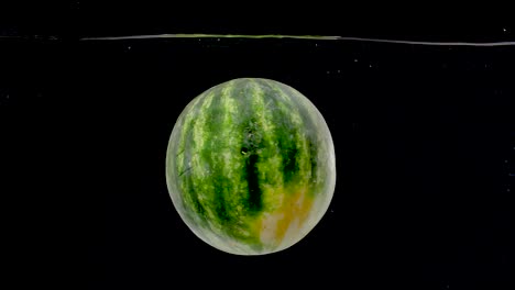 Lebendige-Wassermelone,-Die-In-Zeitlupe-Ins-Wasser-Fällt