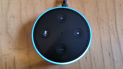 Video-Des-Alexa-Echo-Dot-Amazon-geräts,-Das-Auf-Eine-Frage-Reagiert