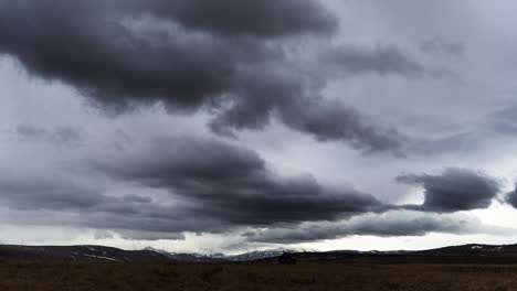 Zeitraffer-Dramatischer-Wolken-Mit-Einsamem-Haus-Im-Vordergrund