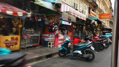 Fahrt-Mit-Dem-Tuktuk-Durch-Die-Straßen-Von-Bangkok-Und-Zu-Den-Lokalen-Sehenswürdigkeiten