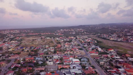 Casas-En-Aruba-Iluminadas-Por-Una-Hermosa-Puesta-De-Sol-Rosa-Y-Naranja
