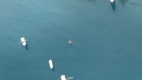 Von-Oben-Nähert-Sich-Per-Drohne-Einem-Kleinen-Fischerruderboot-Im-Ozean