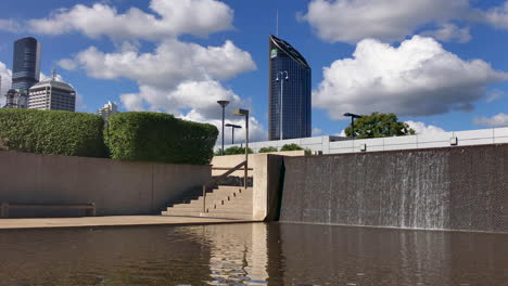 Fuente-De-Agua-Artificial-Con-Edificios-De-La-Ciudad-En-El-Centro-Cultural-De-Fondo-Busway-South-Bank-Brisbane,-Australia