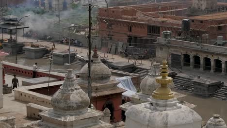 Cámara-Lenta-Del-Templo-De-Pashupatinath-Con-Ceremonias-De-Cremación-Abiertas,-Katmandú,-Nepal