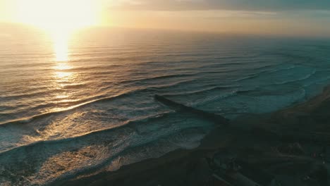 Luftaufnahme-Des-Strandes-In-Tijuana-Bei-Sonnenuntergang