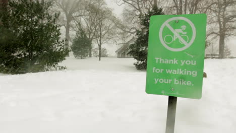 Dies-Ist-Eine-Aufnahme-Eines-Schildes,-Das-Während-Eines-Blizzard-schneesturms-Im-Prospect-Park-In-Brooklyn,-Ny,-Mit-Schnee-Bedeckt-Wird