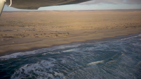 Slomo-De-Namibia-Skeleton-Coast-Disparado-Desde-Un-Pequeño-Avión
