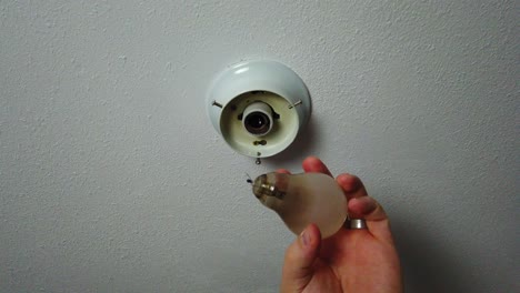 Removing-a-broken-and-burnt-out-light-and-it-breaks-even-more-leaving-the-screw-piece-in-the-socket