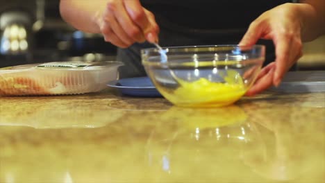 Primer-Plano-De-Una-Mujer-Mezclando-Huevos-En-Un-Bol-Como-Parte-De-La-Preparación-De-Ingredientes-Para-Empezar-A-Cocinar