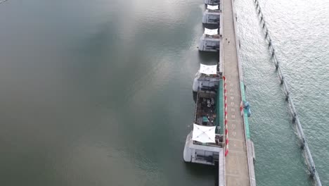 Luftdrohnenaufnahme-Des-Jachthafensperrfeuers-In-Singapur-Am-Morgen