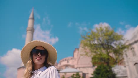 Cámara-Lenta:-Hermosa-Joven-Posa-Frente-A-Un-Edificio-Antiguo-En-Estambul,-Turquía,-Concepto-De-Viaje