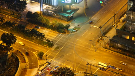 Singapur,-Singapur---Alrededor-De-Agosto-De-2016-Lapso-De-Tiempo-Del-Tráfico-De-La-Tarde-Moviéndose-A-Través-De-Una-Concurrida-Intersección-En-Singapur