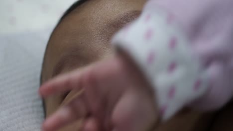 Nahaufnahme-Eines-Süßen-Asiatischen-Einjährigen-Mädchens,-Das-Versucht-Zu-Schlafen-Und-Sich-Zu-Entspannen