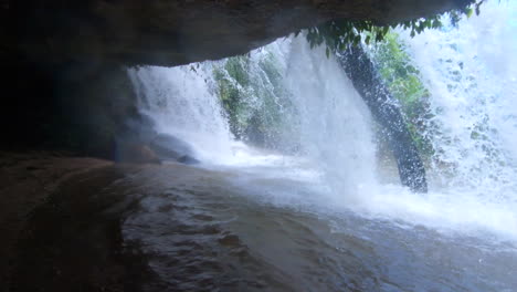 In-Einen-Wasserfall-Geschwenkt,-Um-Das-Fallende-Wasser-In-Zeitlupe-Im-Dschungel-Von-Chiang-Mai,-Thailand,-Asien-In-4k-Zu-Zeigen,-Herunterskaliert-Auf-1080p-Bei-60-Fps