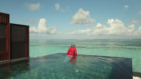 Frau-Schwimmt-Im-Privaten-Infinity-Pool-Im-Wunderschönen-Luxusresort-Auf-Den-Malediven