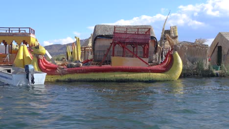Traditionelle-Puma-Schilfboote,-Die-Auf-Dem-Titicaca-See-Verwendet-Werden,-Um-Die-Uros-Inseln,-Puno,-Peru,-Südamerika-Zu-Bereisen