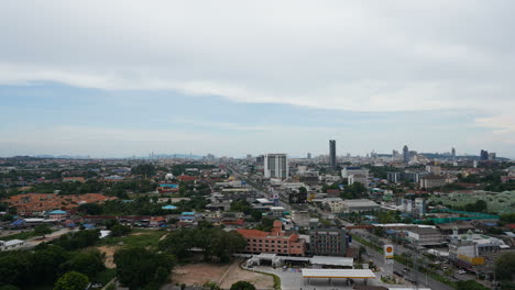 Pattaya-Thailand---Ca.-Zeitrafferansicht-Von-Oben-Auf-Die-Stadt-Pattaya-Mit-Dem-Geschäftigen-Fließenden-Verkehr-Und-Den-Wolkenkratzern-Im-Hintergrund