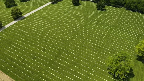 Luftflug-über-Soldatenfriedhof-In-Milwaukee,-Wisconsin-[4k