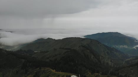 Paisaje-De-Montaña-Aérea-Nubes-Cubiertas-De-Bosques-De-árboles-Y-Caminos