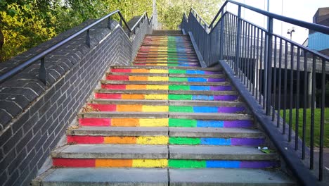 Una-Vista-De-La-Pieza-&#39;rainbow-Walk&#39;-Instalada-En-Las-Escaleras-En-El-Centro-De-La-Ciudad-De-Swindon