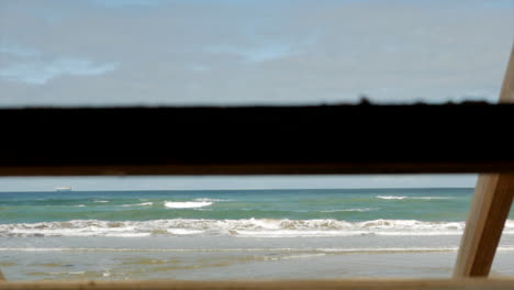 Silhouette-Einer-Holztreppe-An-Einem-Australischen-Strand-Mit-Blauem-Himmel-Und-Meerwasser