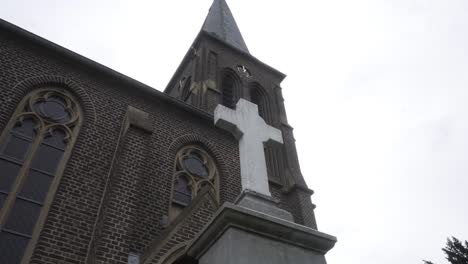 Aufnahmen-Eines-Kreuzes-Vor-Einer-Kirche-In-Deutschland