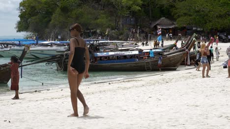 Reisende-Reisen-Mit-Dem-Boot-Auf-Die-Insel,-Um-Die-Schönheit-Und-Das-Sonnenbaden-Am-Strand-Mit-Einem-Langen-Strand-Zu-Sehen,-Der-Zum-Schwimmen-In-Krabi-In-Thailand-Geeignet-Ist