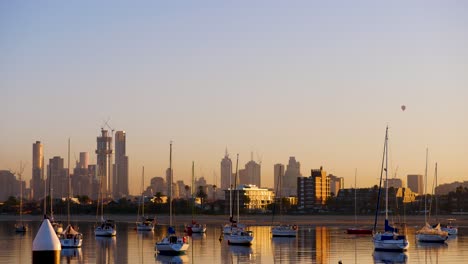Hot-Air-balloon-over-melbourne-skyline-view-from-St-Kilda-Pier,-Melbourne-CBD,-Australia