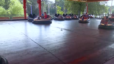 Electric-cars-on-the-carousel,-children-like,-in-the-park-downtown
