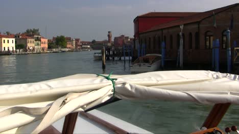 Boat-sails-into-Venice,-Italy