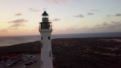 Ein-Mann-Fotografiert-Aruba-Von-Der-Spitze-Des-Kalifornischen-Leuchtturms-Während-Eines-Wunderschönen-Orangefarbenen-Sonnenuntergangs